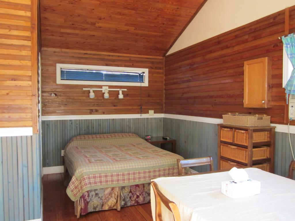 Oceanside Resort Powell River Room photo