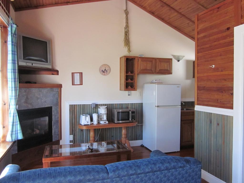 Oceanside Resort Powell River Room photo