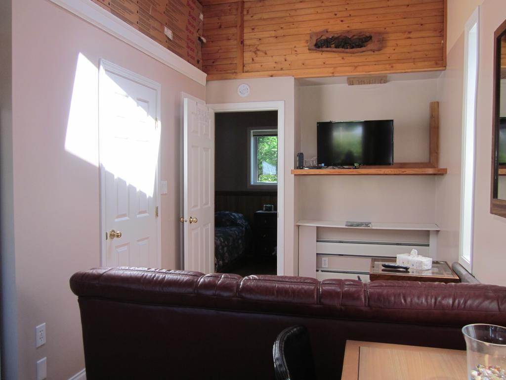 Oceanside Resort Powell River Room photo