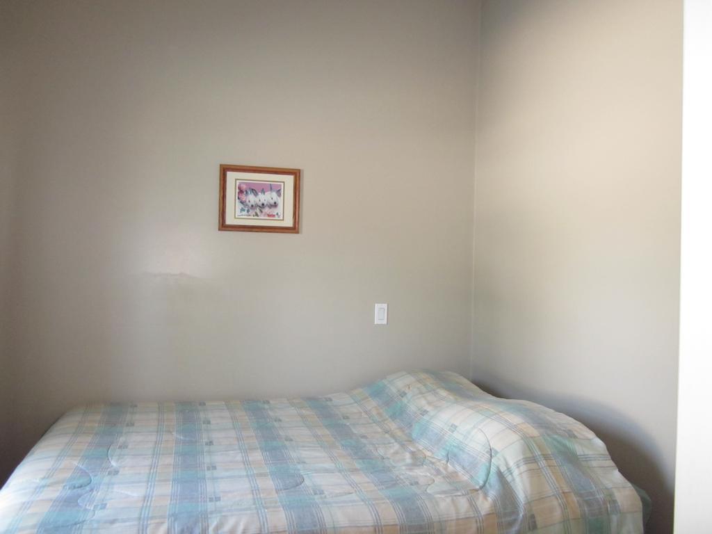 Oceanside Resort Powell River Room photo