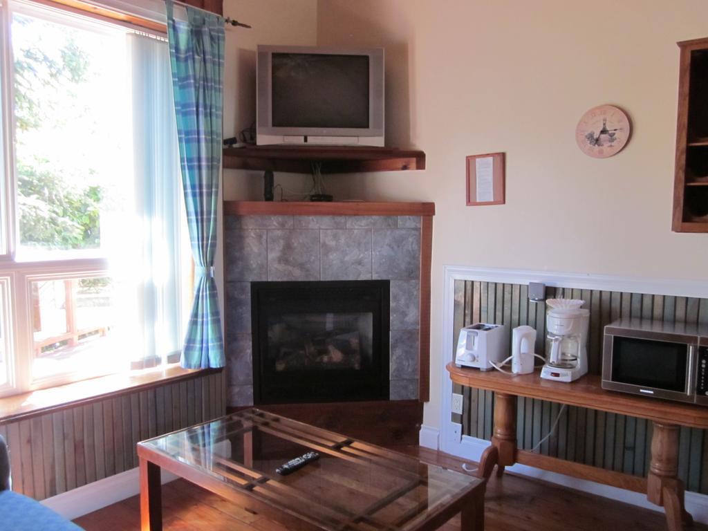 Oceanside Resort Powell River Room photo