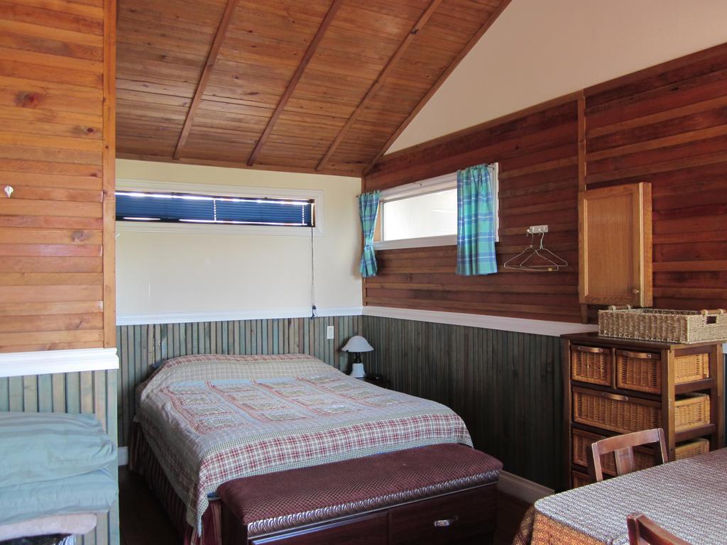 Oceanside Resort Powell River Room photo